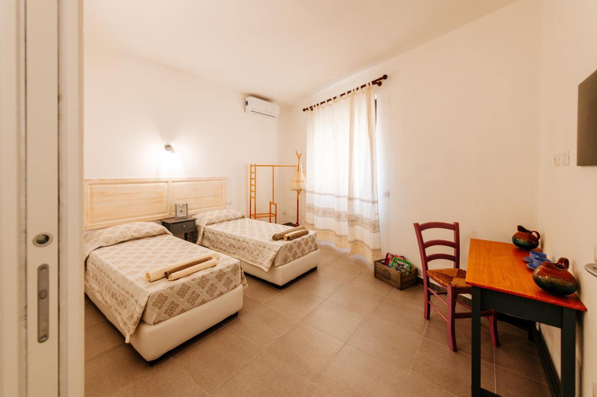 Domo Mediterranea Affittacamere-Guest House SantʼAntìoco Esterno foto